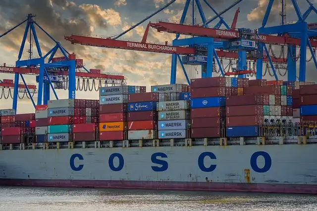 US Retail Supply Chain Adapts to Tariffs & Global Disruptions